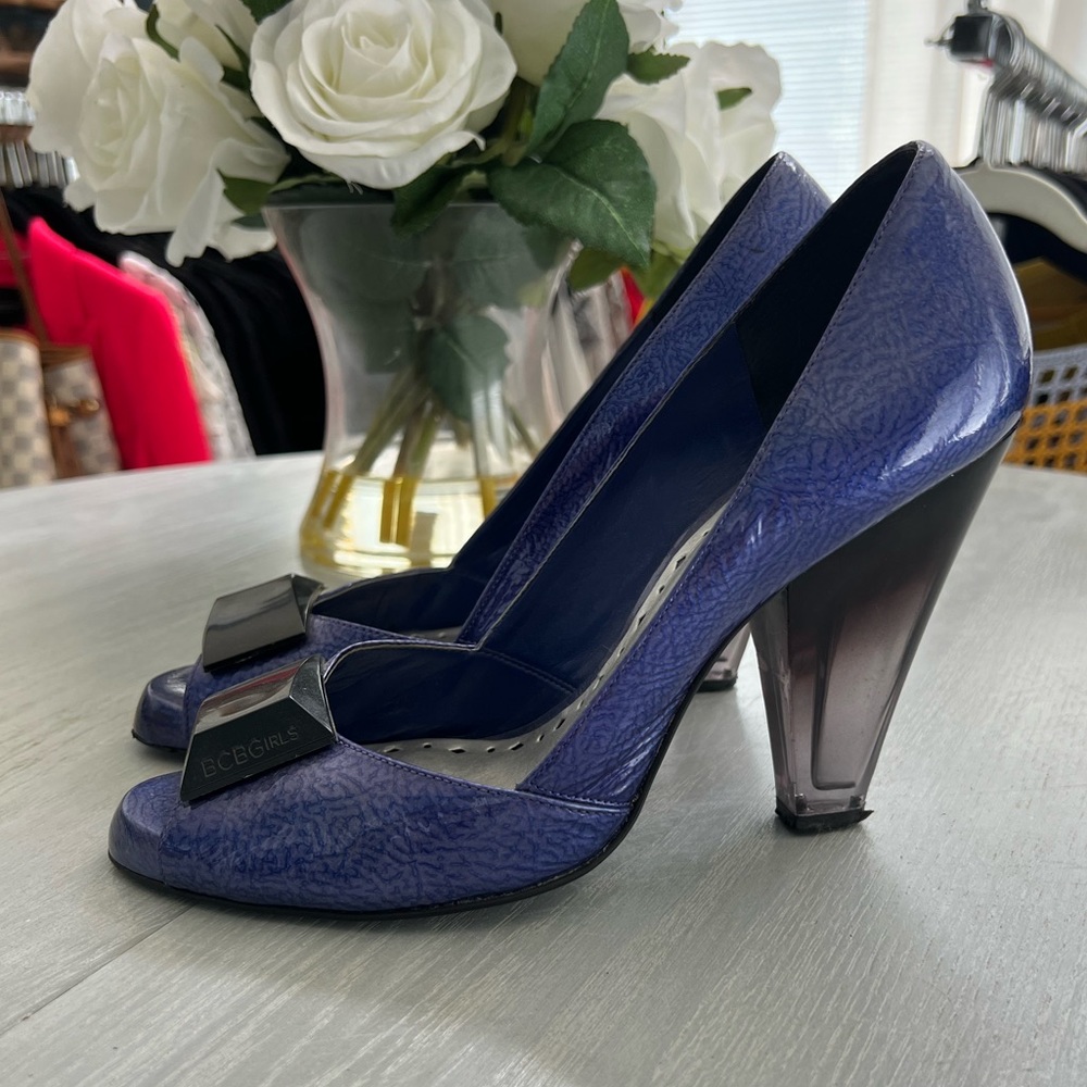 Vintage style BCBG pumps